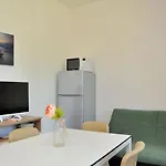 Апартаменти Modern Flat With Terrace For 5 Guests - Beahost *